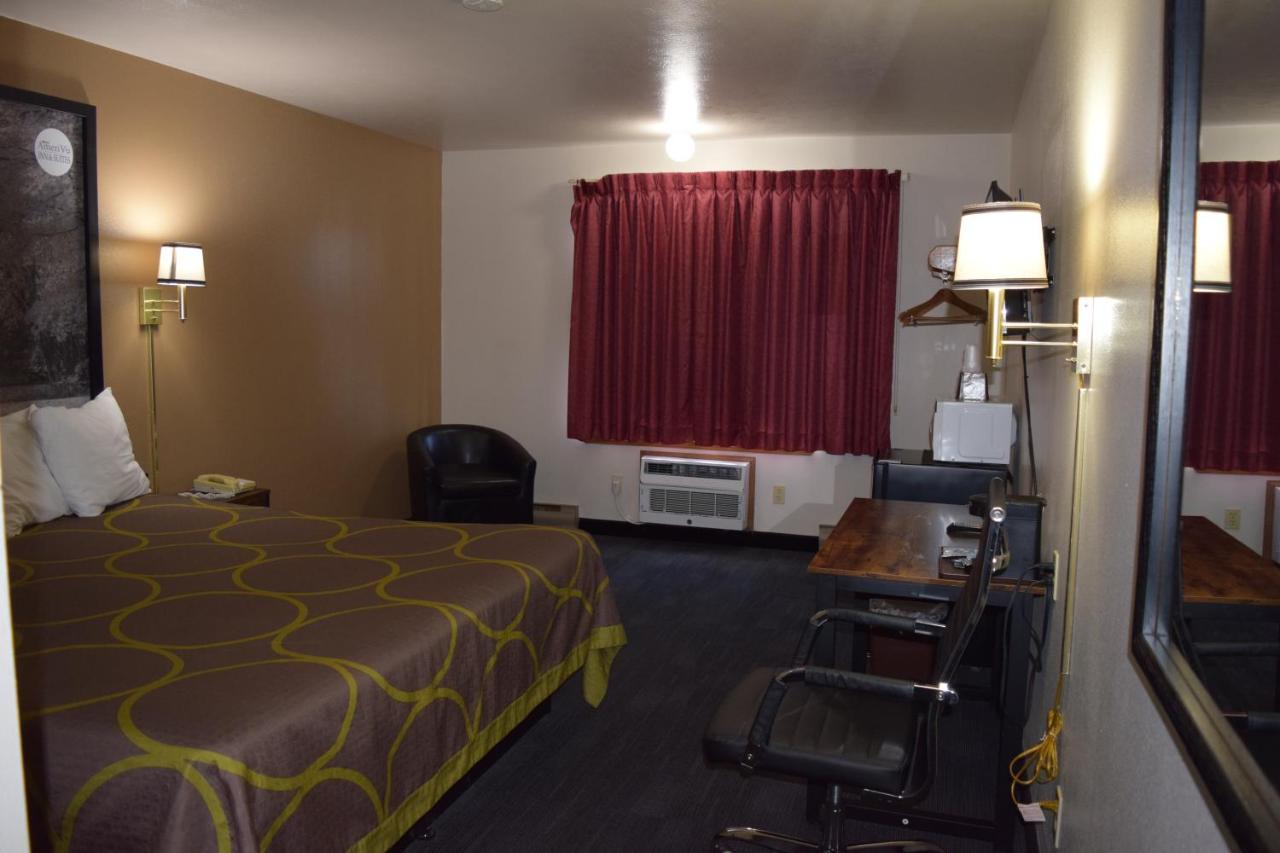 Hotel Amerivu And Wi Shawano